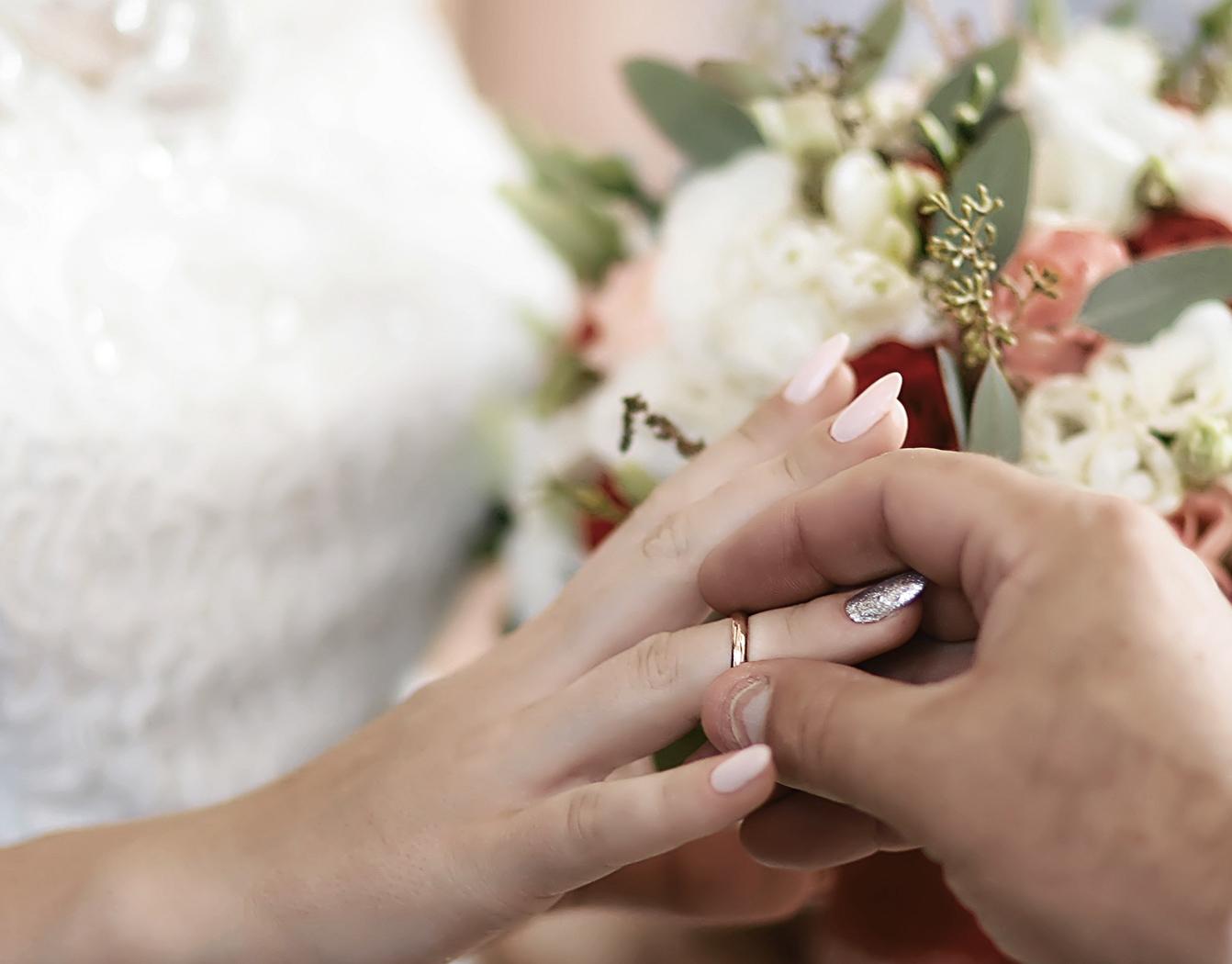 10 tips to make your wedding ring shopping hassle-free.