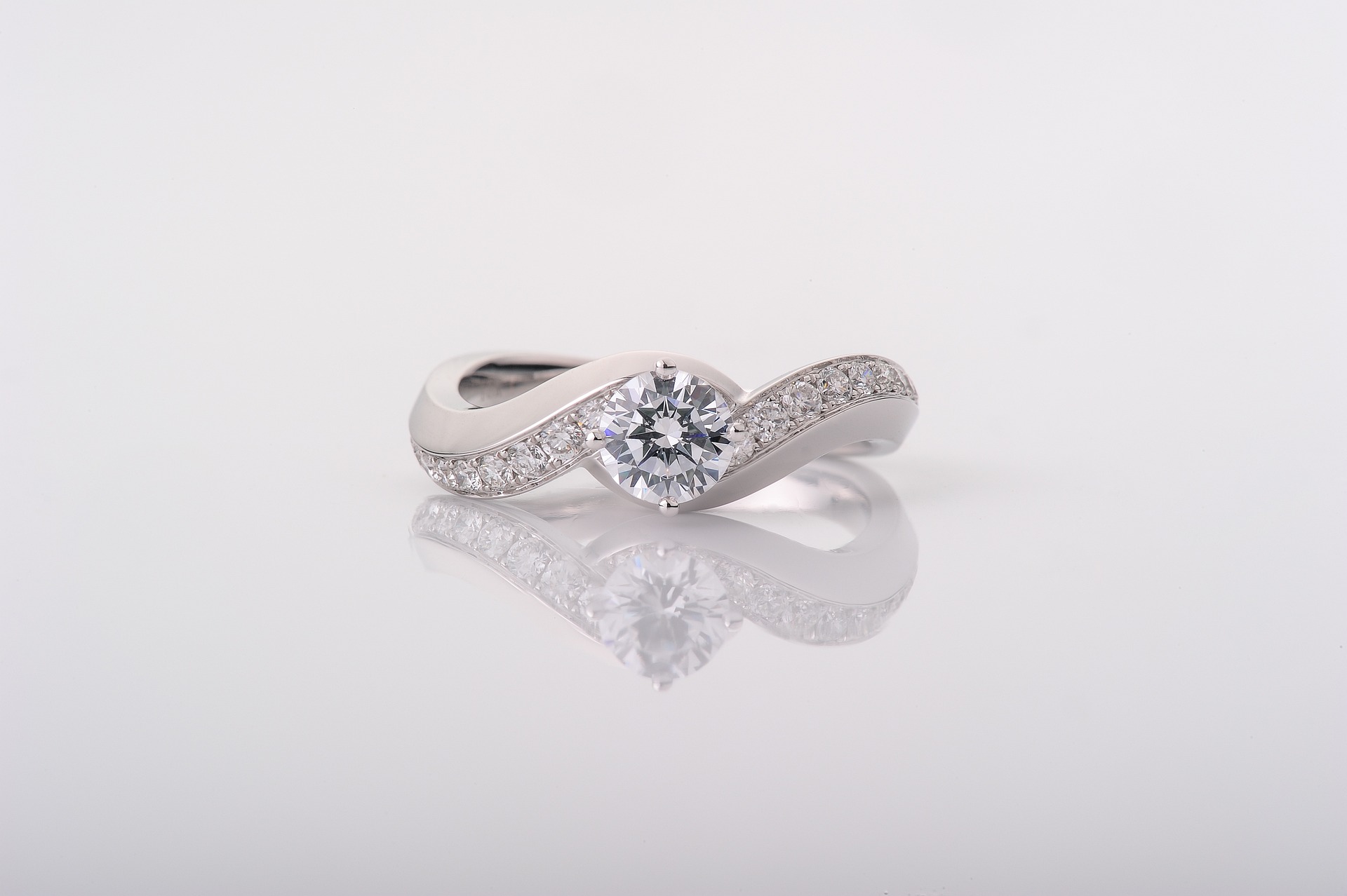 The Growing Popularity of Round-Cut Engagement Rings: A Perfect Symbol of Eternal Love