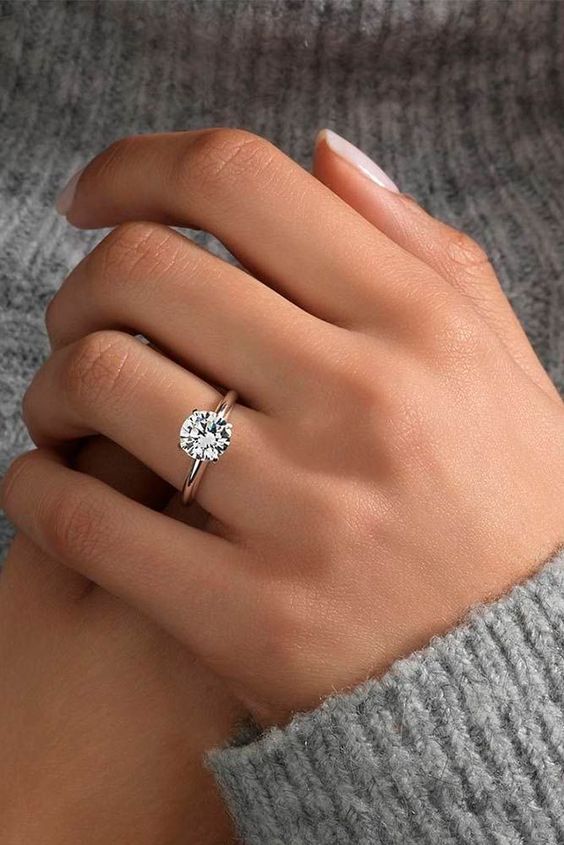 Round cut diamond engagement ring